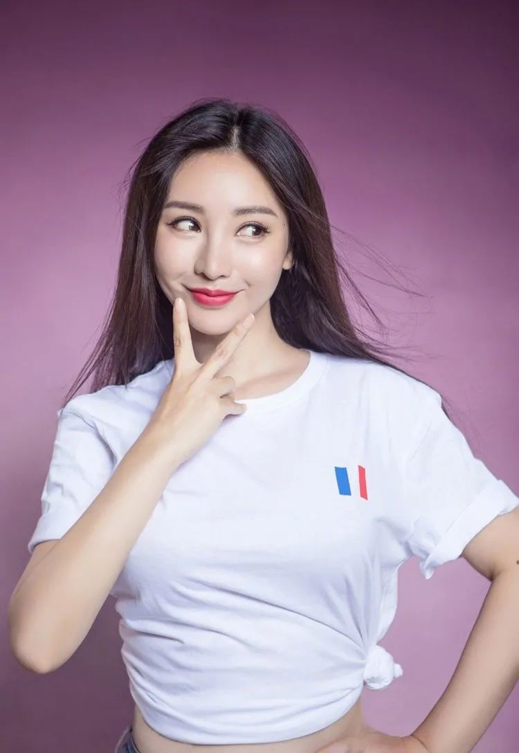 柳岩深v紧身露背裙写真