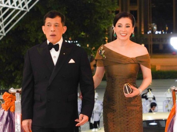 泰国后宫格局改变了!3位年轻嫔妃离开,泰王开始器重苏提达