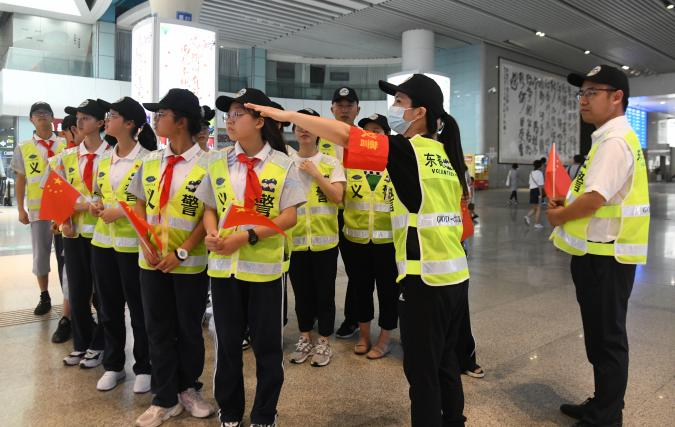 景荷中学师生走进火车东站,化身"东哥东姐",服务旅客