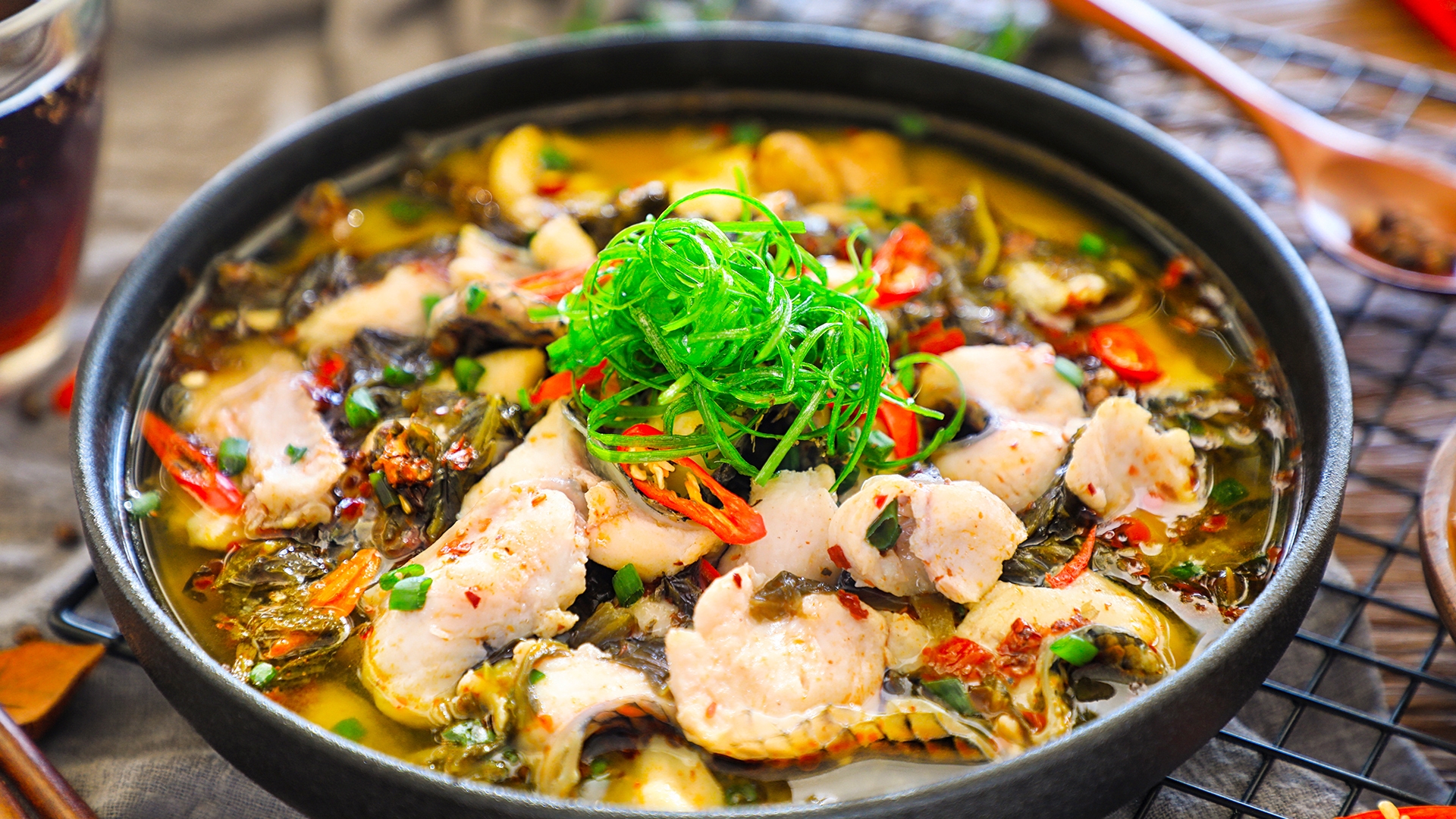 跟大厨要了酸菜鱼的配方,不用买现成的配料,也能做出饭店的味道