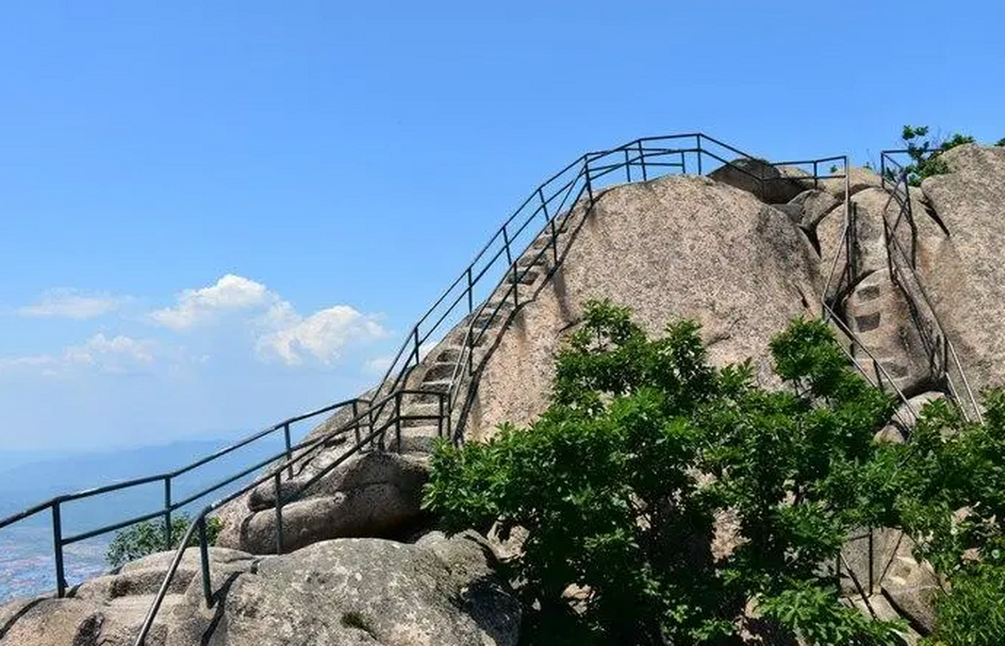 凤凰山位于辽宁省丹东市凤城市,丹东凤凰山属于长白山山脉,最高山峰"