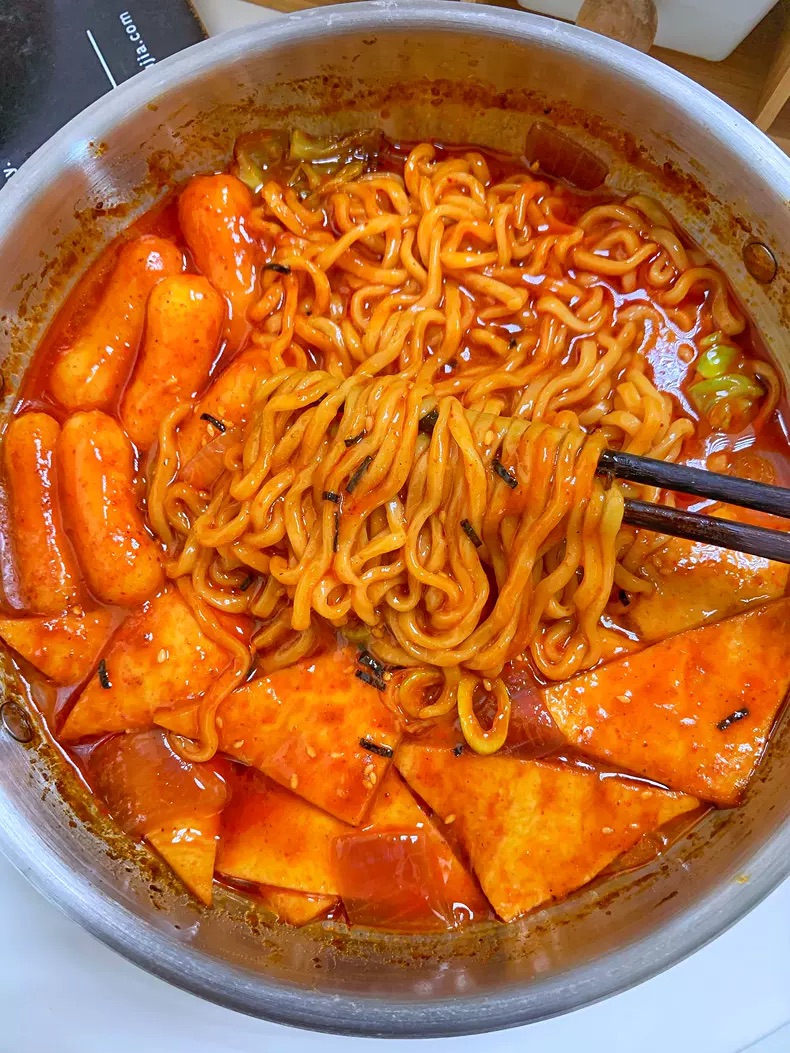 秋日必备!自制韩式鱼饼辣炒年糕拉面,一口就能爱上!