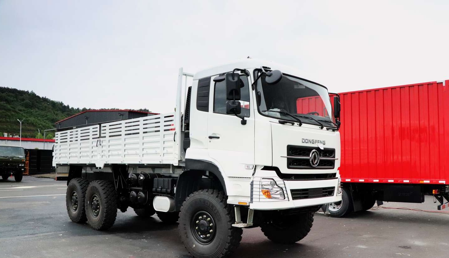 爱车的你会用这辆东风300马力六驱大力神越野载货卡车拉些啥