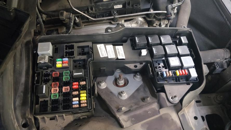 捷豹xf中风扇继电器具体位置在哪里?