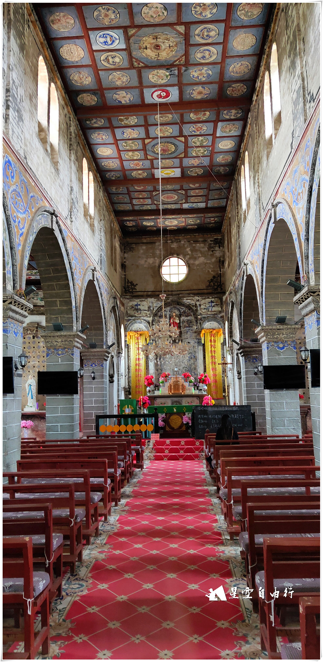 100多年历史的茨中教堂,藏区仅存的教堂建筑,就在澜沧江峡谷中