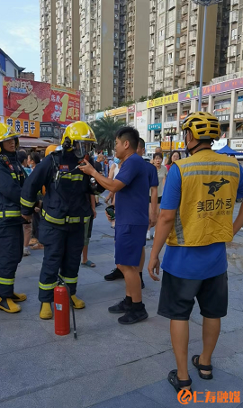 本能!当过消防员的外卖小哥多次冲进火场