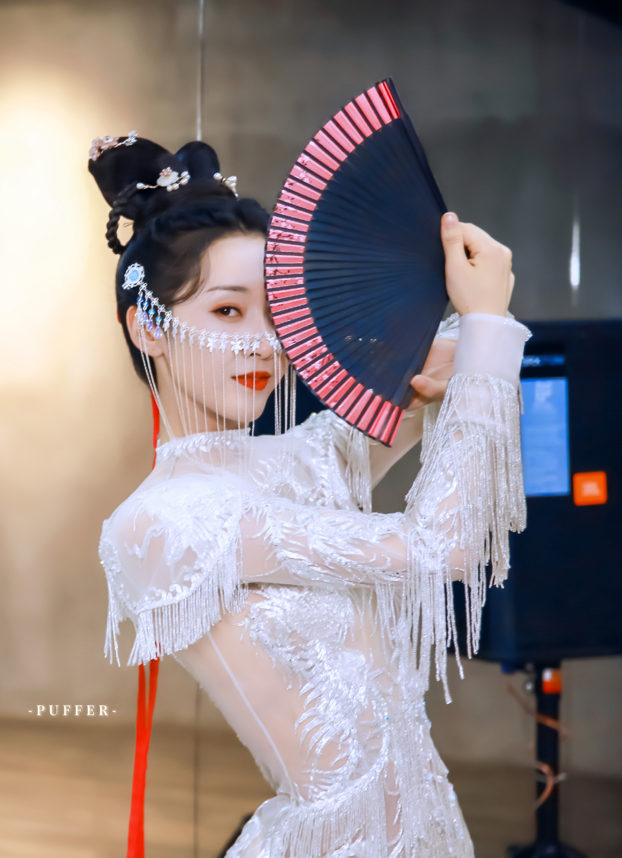 宣璐越来越有女人味,穿流苏古装也挡不住"曲线美",太惹眼