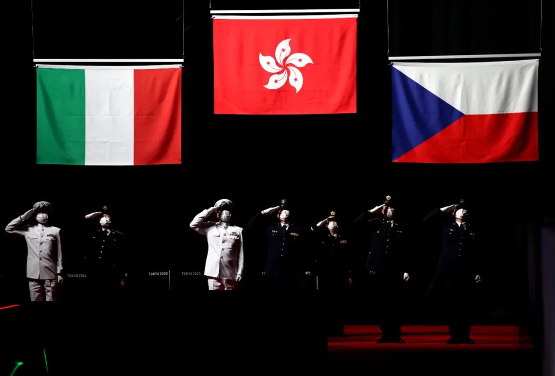 张家朗夺得香港回归后奥运首金!现场奏响《义勇军进行曲》