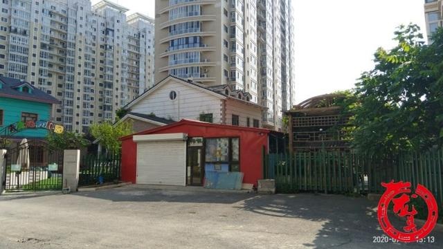 哈市南岗区信恒现代城居民反映:地下车库一出入口被铁皮房封住