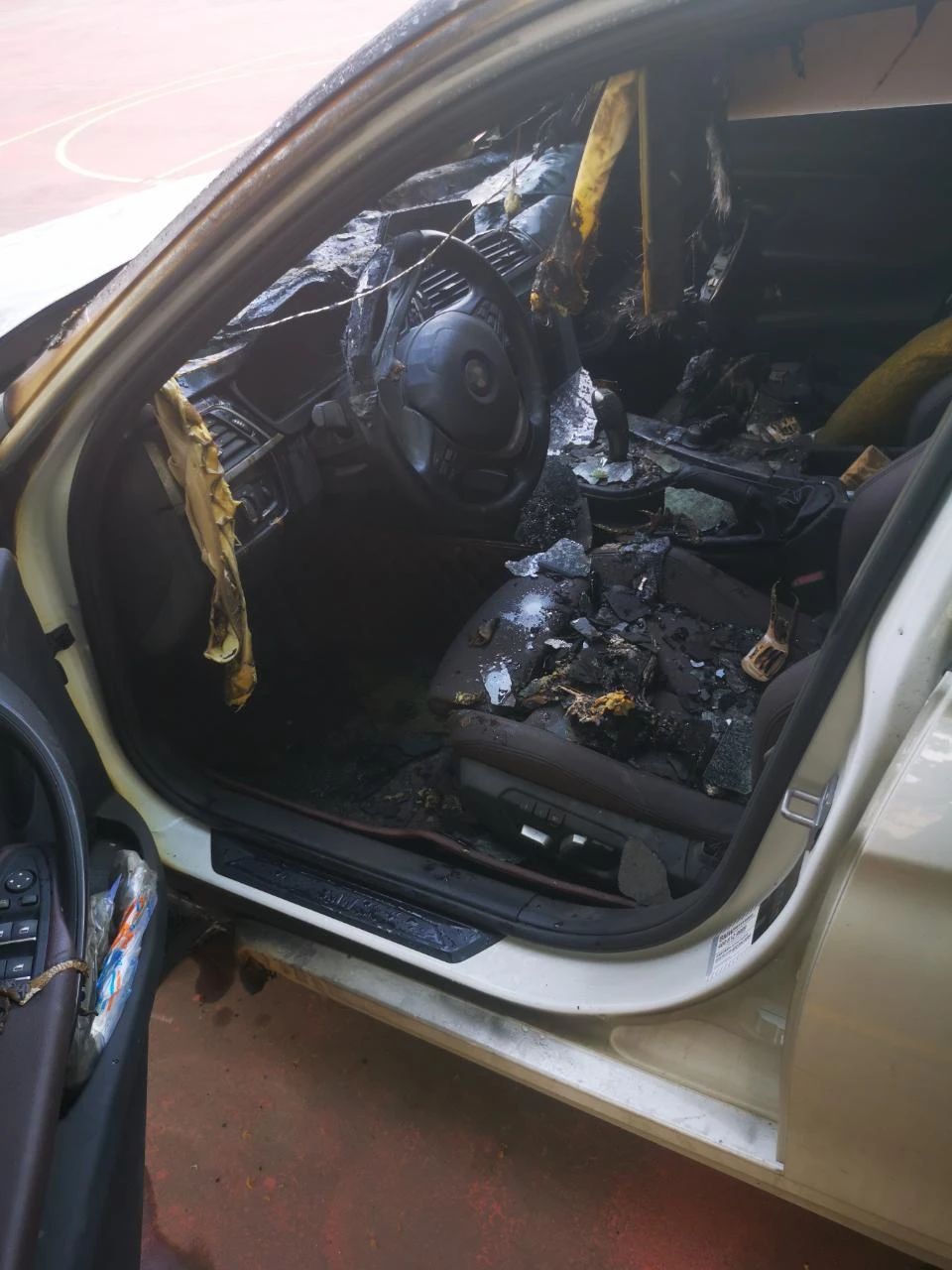 宝马高速路上自燃,一家五口险遭不测,官方承认可能是质量问题所致