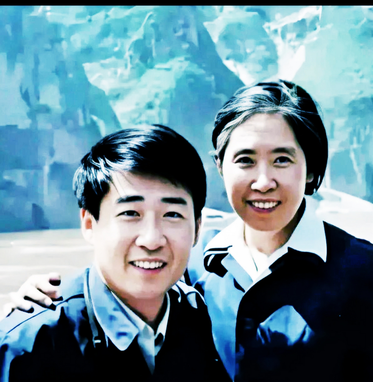 1979年,刘源与母亲王光美合影.照片捕捉到了母子俩幸福的瞬间.