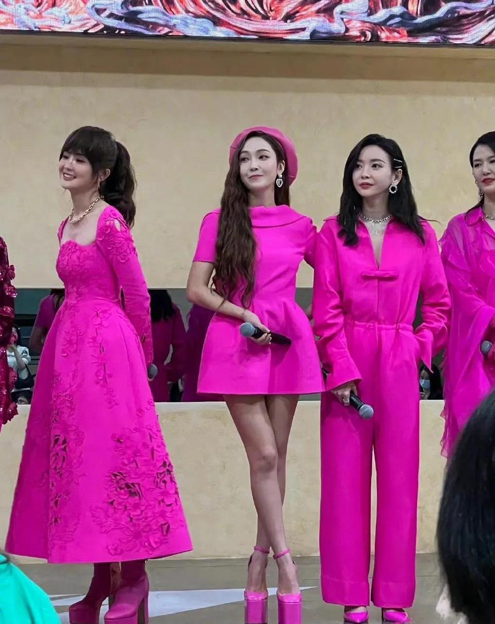 看郑秀妍和王心凌腿的对比我都惊呆了.我还以为郑秀妍穿了黑丝.