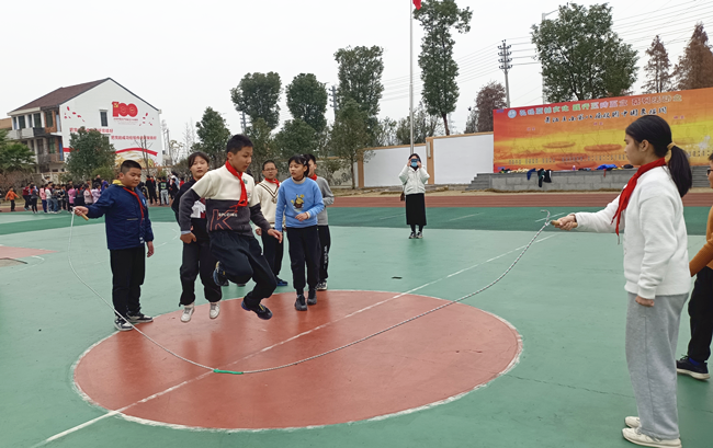 萧江五小举行跳长绳,拔河比赛