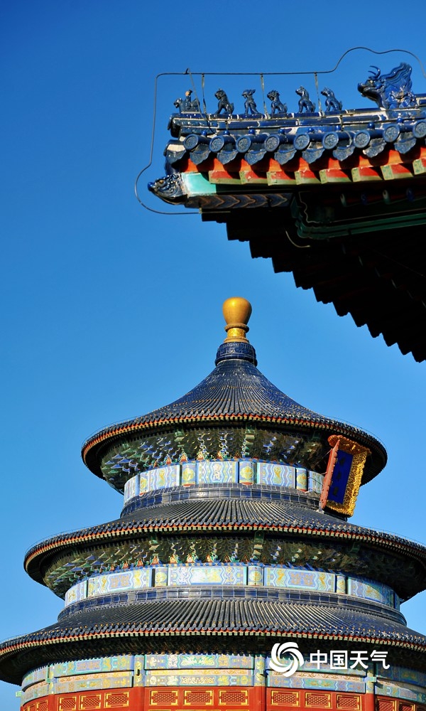 北京碧空如洗 "水晶蓝"映衬下古建筑更显雄伟