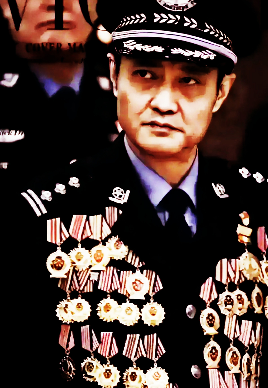 程鹏是一名普通的警察.平时赚取4个顶流立功,成为活着的英雄!几乎所有