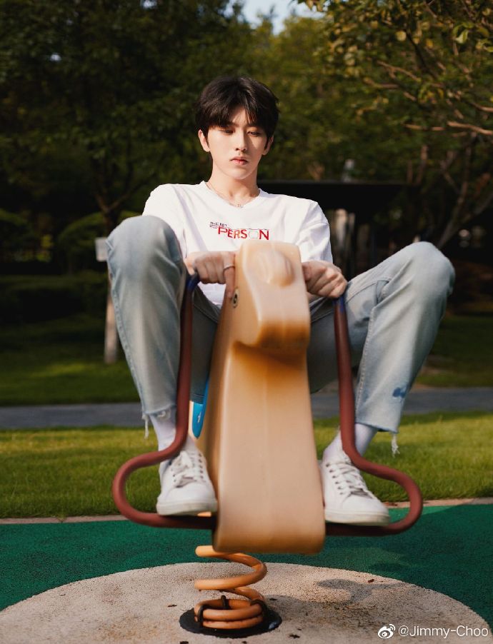 品牌分享蔡徐坤活动造型 在纯真世界中放飞大男孩心情