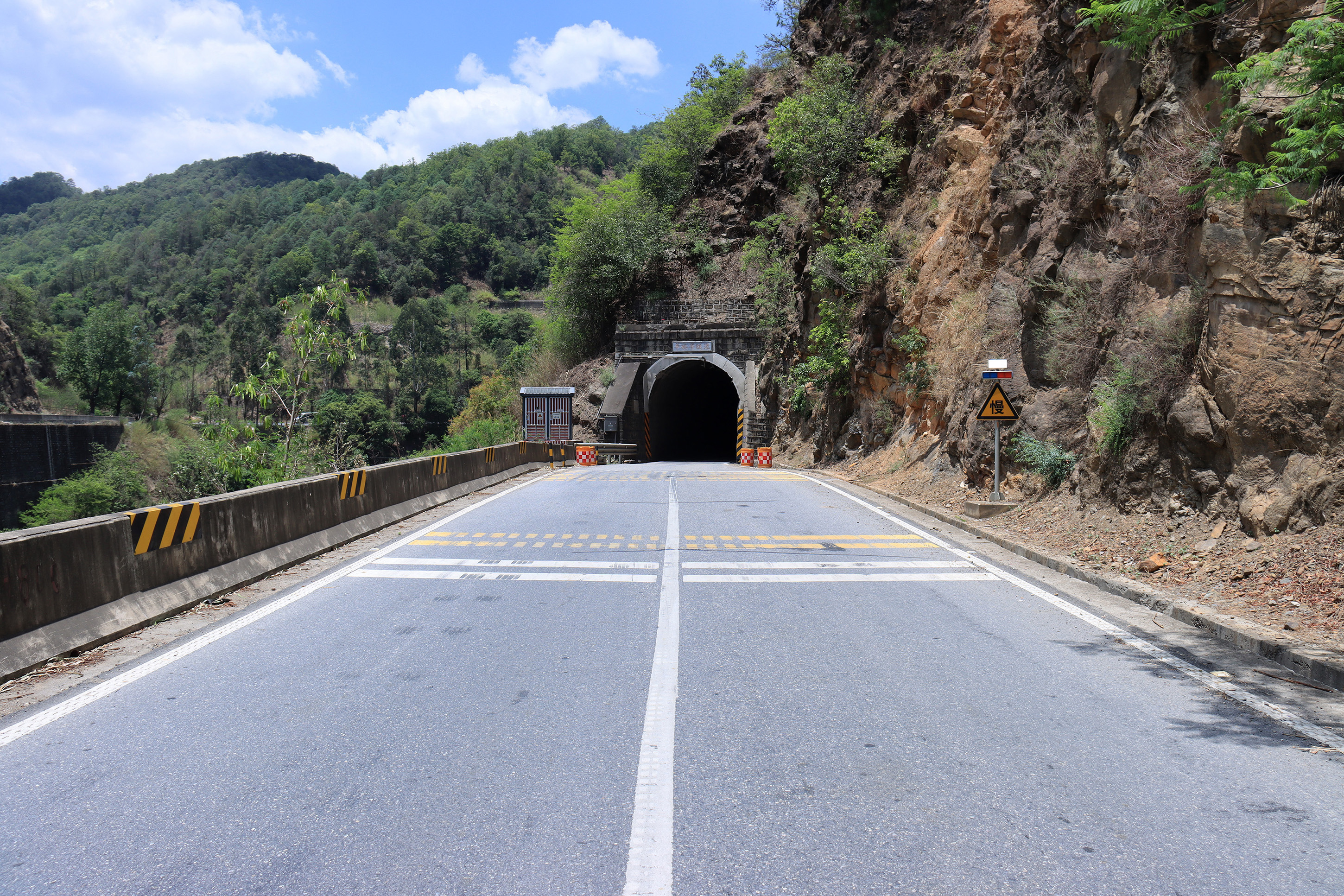 滇缅铁路隧道图片