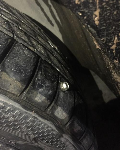 轮胎被扎了,四个胎压2.3可以吗?