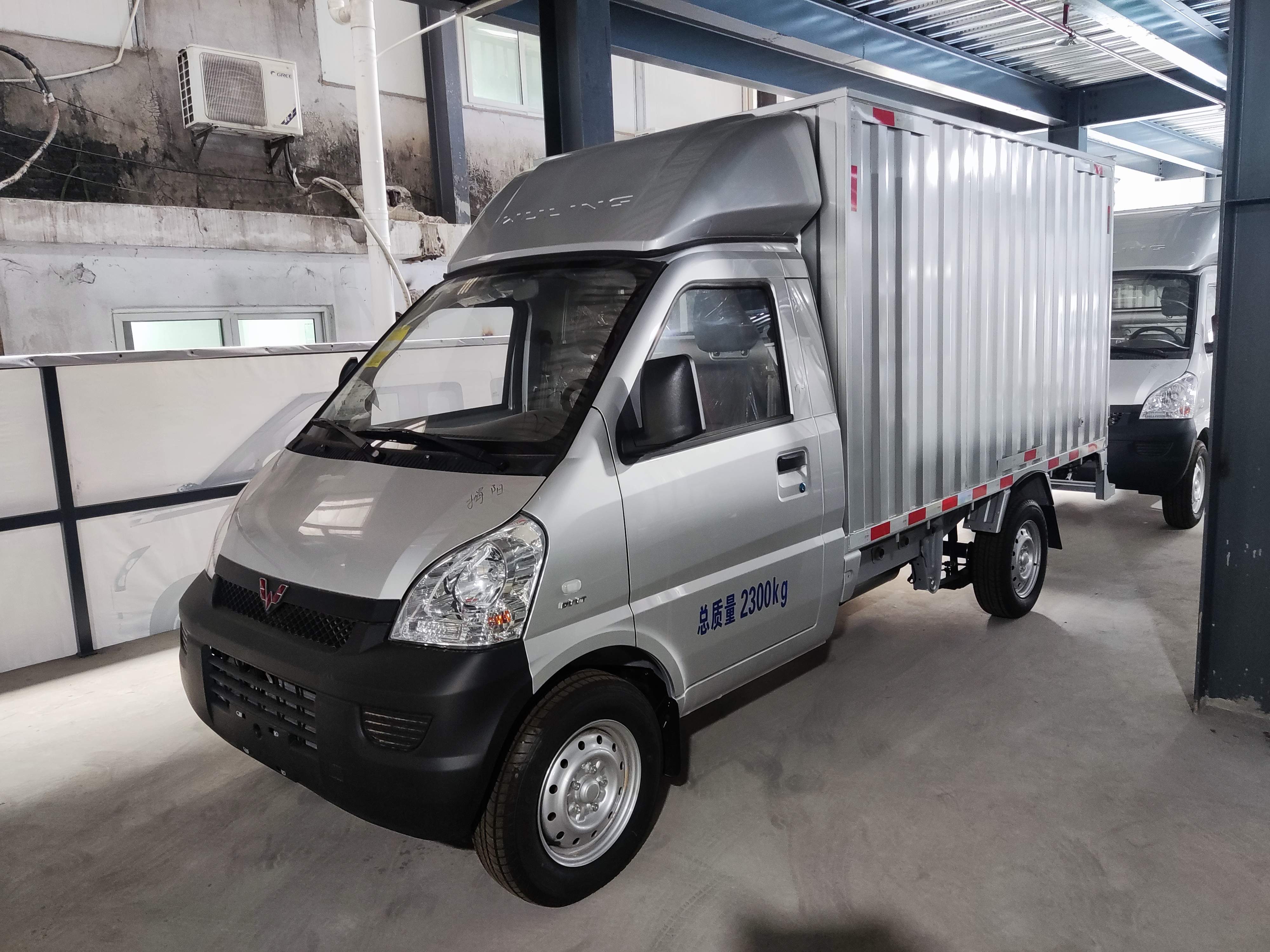 五菱荣光小卡单排箱式1.5落地多少钱一台?