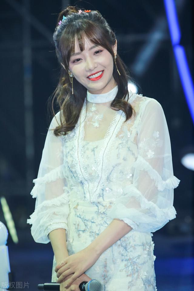 这谁顶得住嘛!兔子牙这身材,这才是尤物啊!