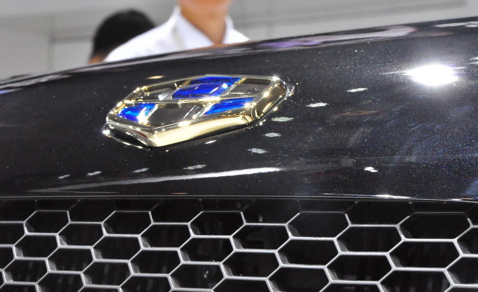 蓝白配色的车标极有可能是指雪佛兰品牌