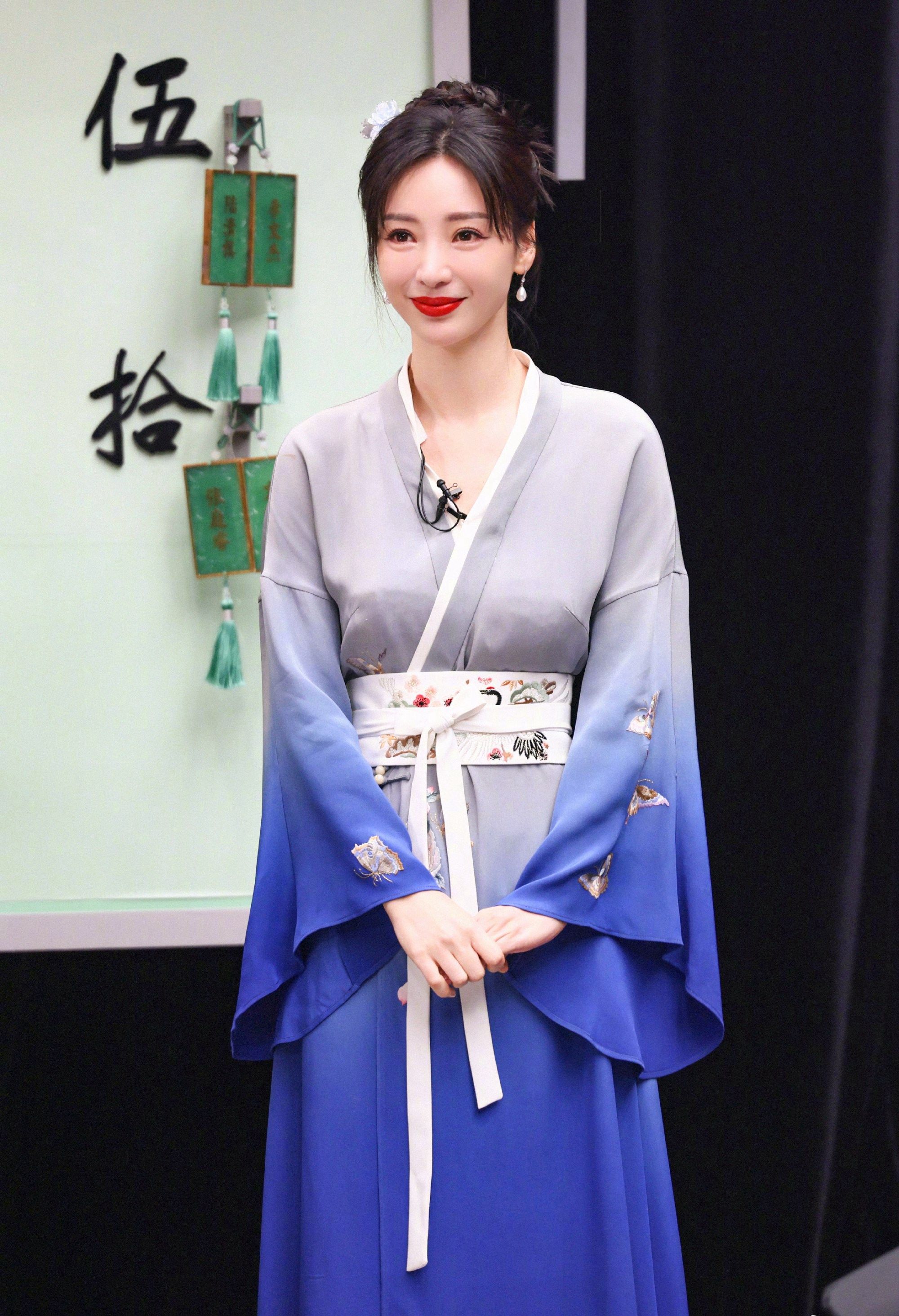 柳岩灰蓝汉服优雅时尚写真