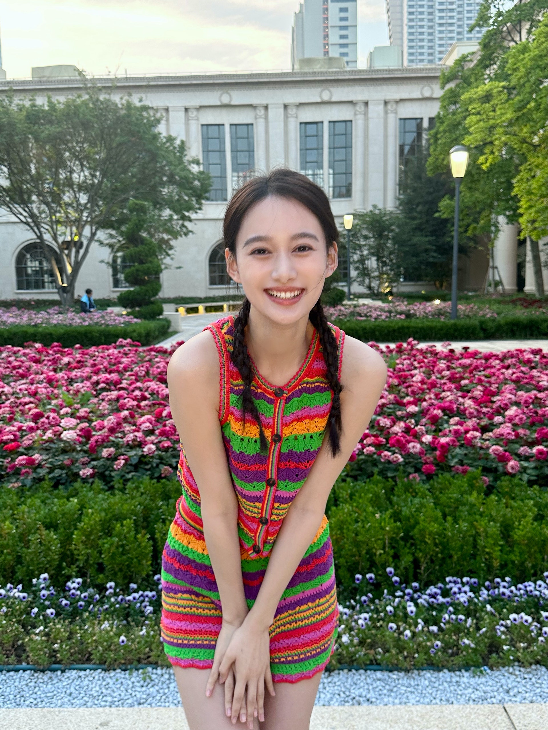 美如梁洛施的夏梦:她是北影校园中的一道亮丽风景线!