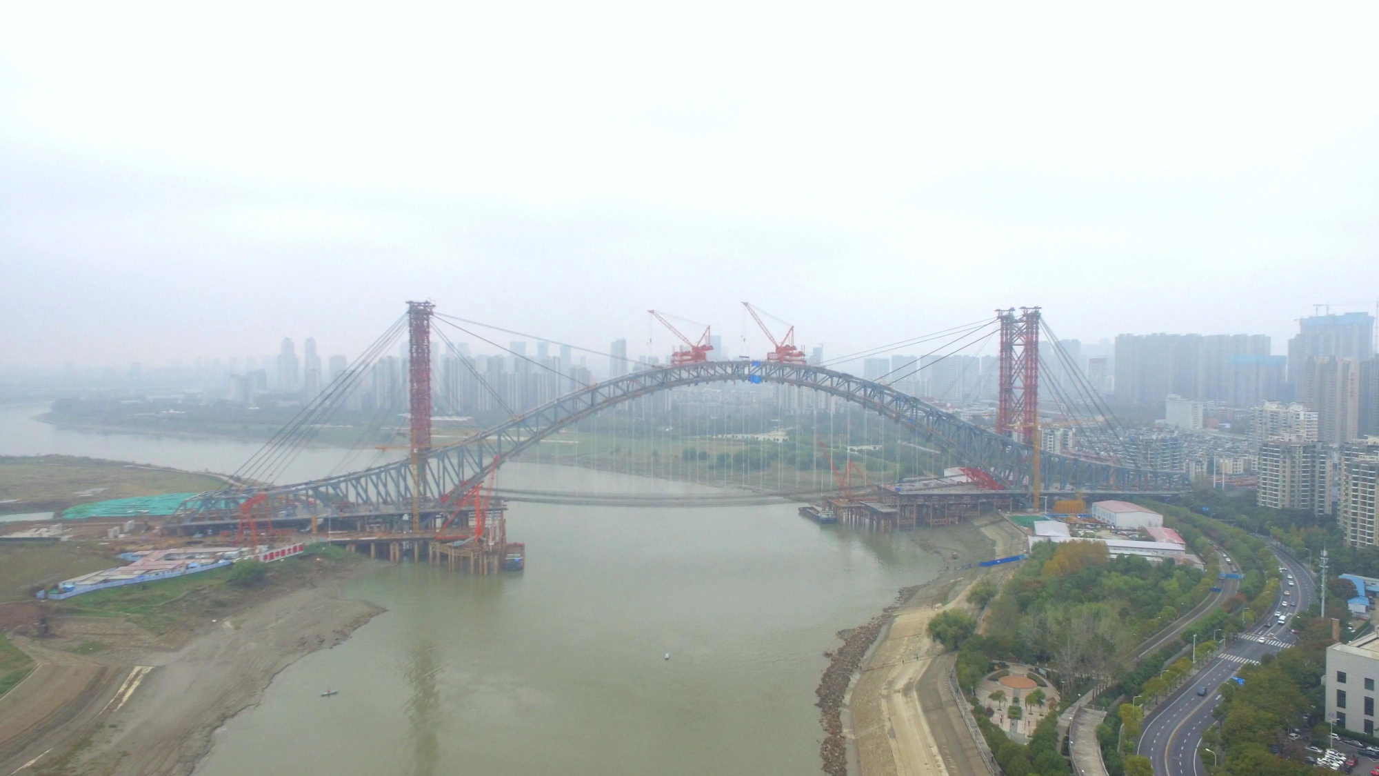 武汉江汉七桥主拱合龙 正式命名为"汉江湾桥"