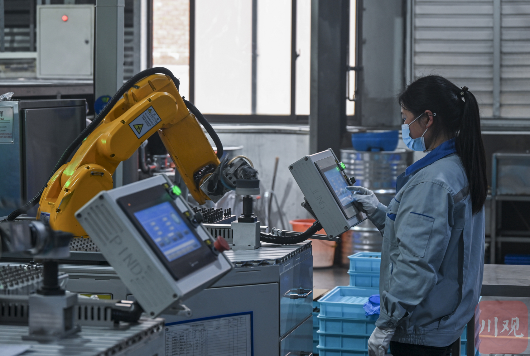 c视频|直击"无人工厂" 智能系统 机器人生产忙