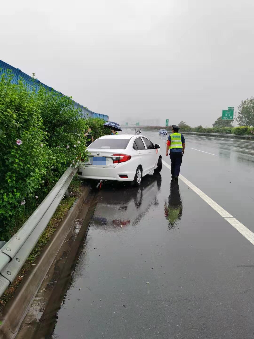 男子雨天行驶高速操作不当撞上护栏 所幸系着安全带毫发无损