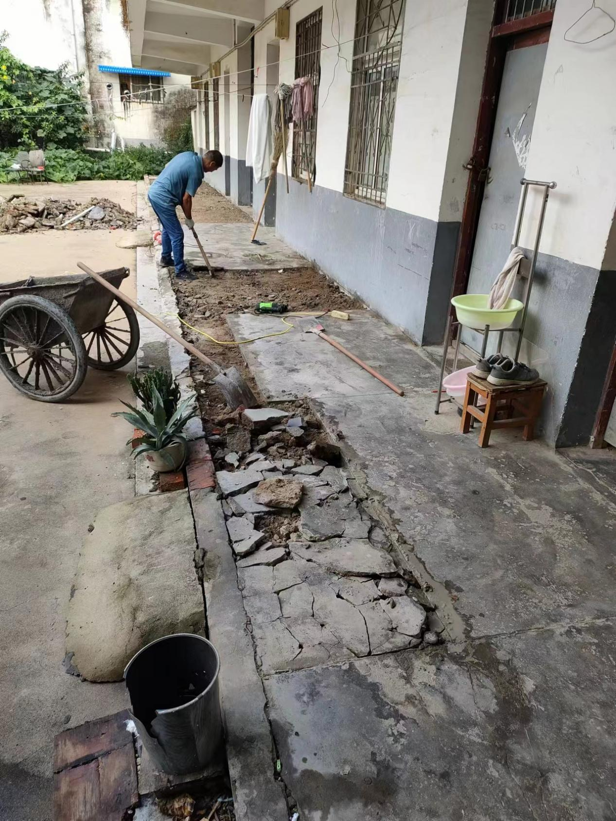 临泉县杨桥镇中心学校积极做好暑期校园修缮工作