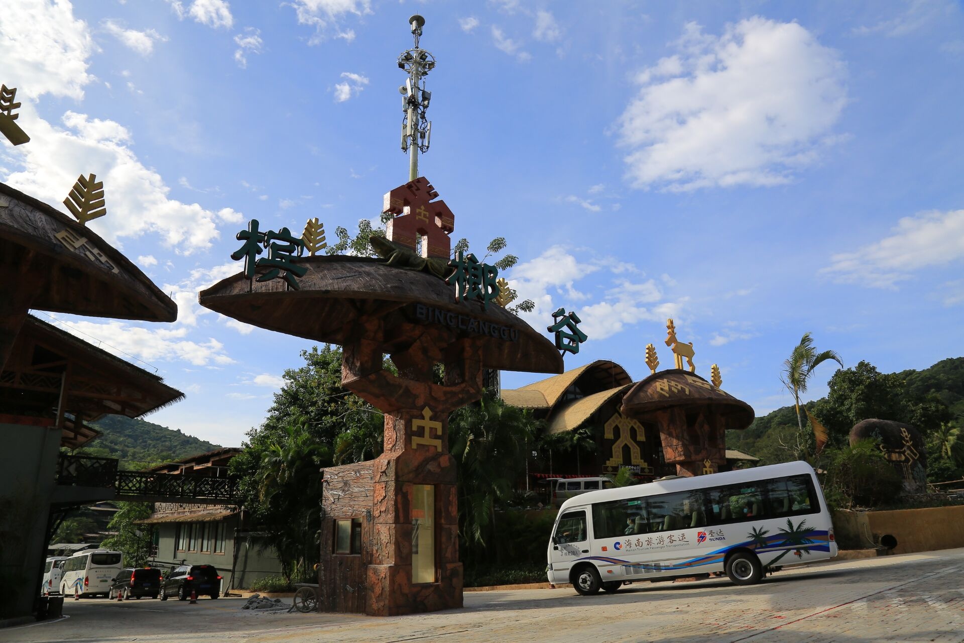 海南保亭槟榔谷景观大门开通运行