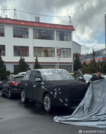 鸿蒙智行尊界SUV新车谍照再曝：尾灯将采用V800同款方案