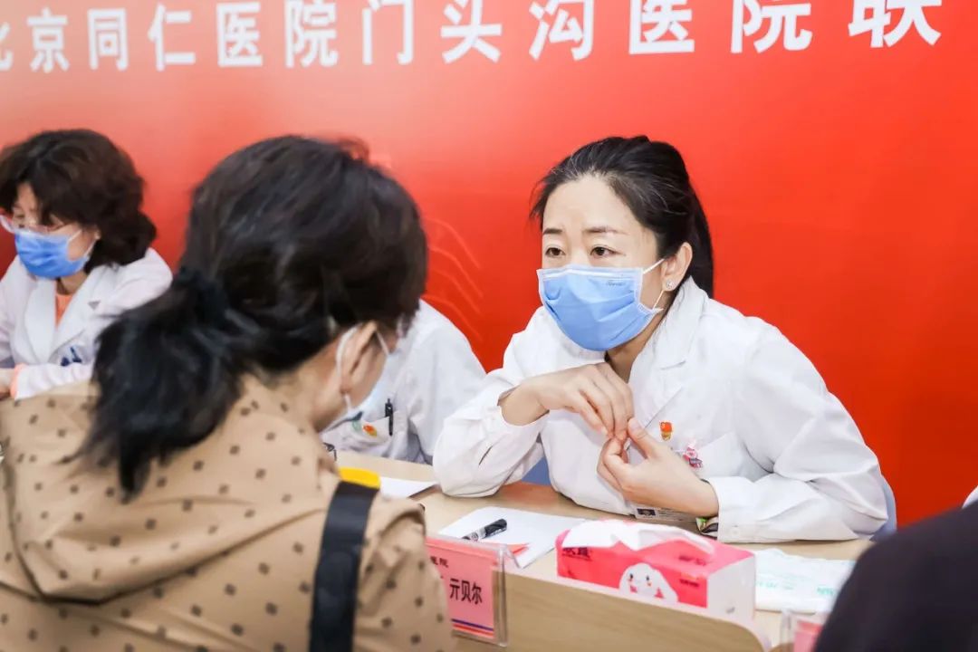同仁医院专家们为就诊群众一一耐心问诊答疑,提供助听器验配,头颈