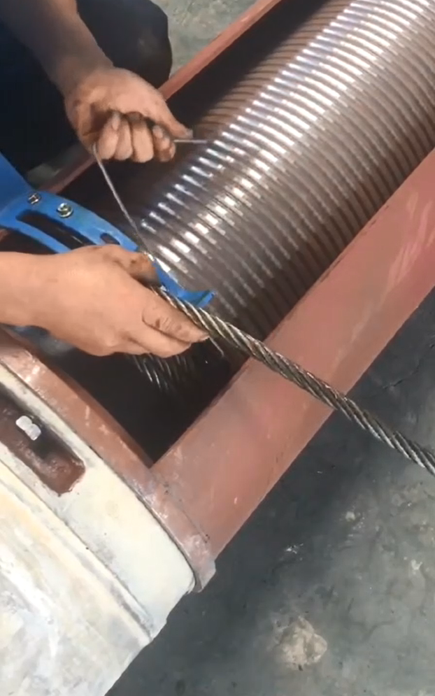 老师傅现场安装导绳器简单易学 5,电动葫芦导绳器安装步骤五