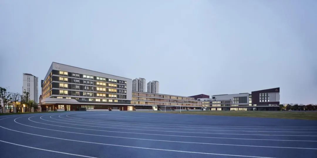 高效集约的校园综合体|东沙湖实验中学 / 启迪设计