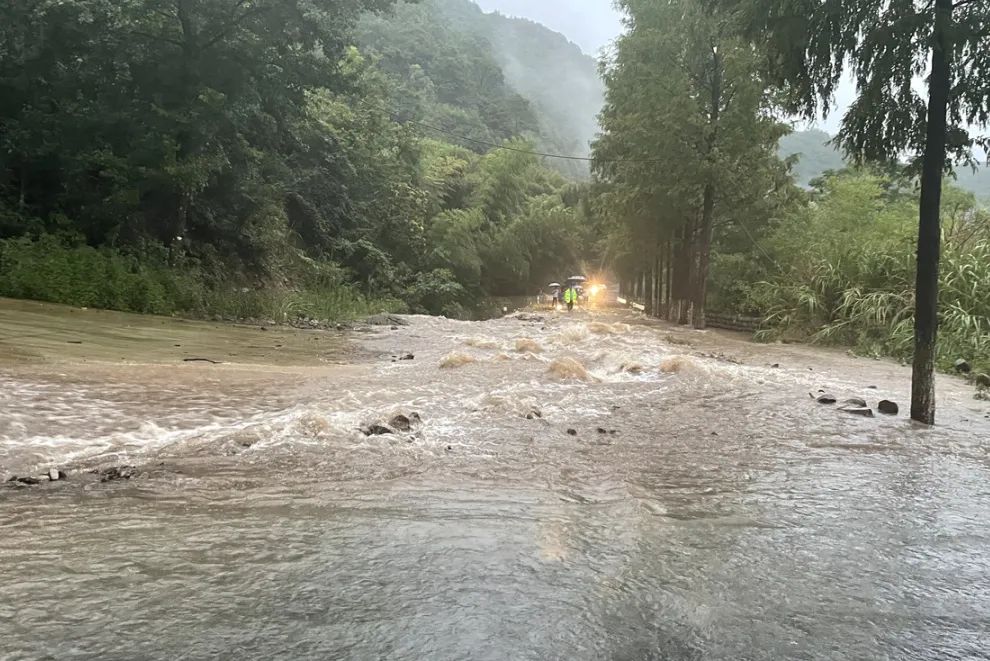 宁波强降雨持续!山区,河道险情不断,民警涉险找回被困群众