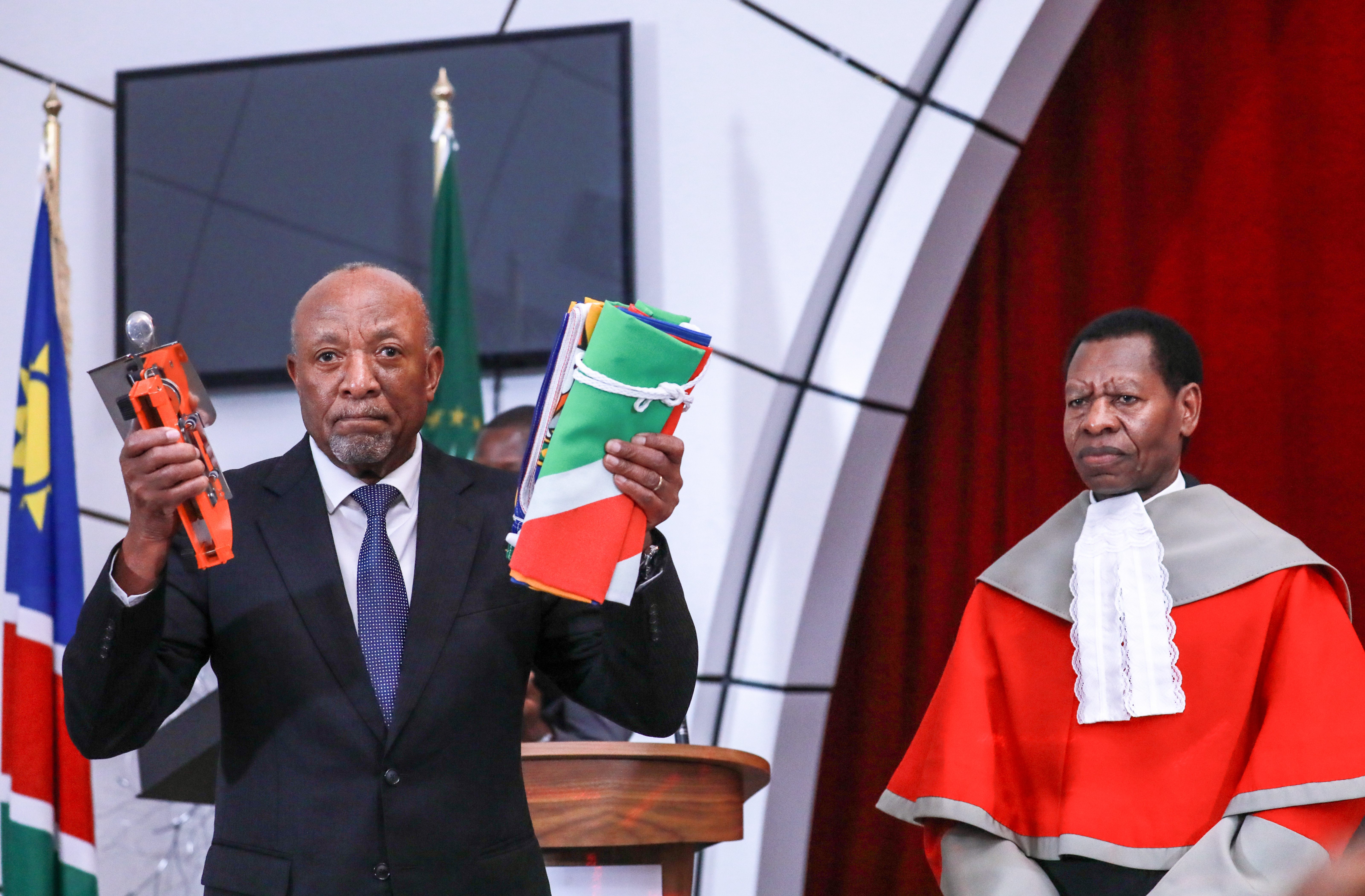 姆本巴宣誓就任纳米比亚总统