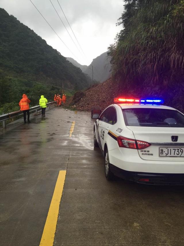 凌晨,宁溪牌门村路段山体塌方,往永嘉方向公路中断(抢通中)