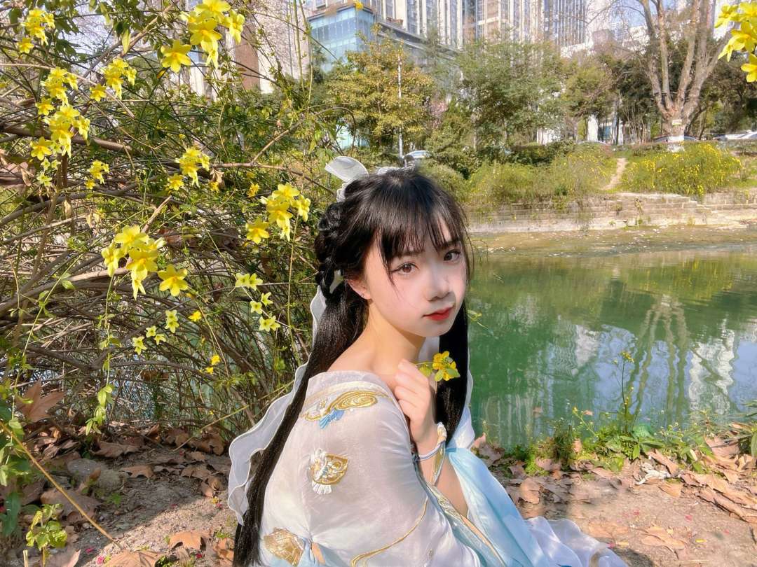 蕙黄 紫 兴惹 羞 情已 还 浓风 雨 墨初 早 淡紫菀花代表美好的爱情