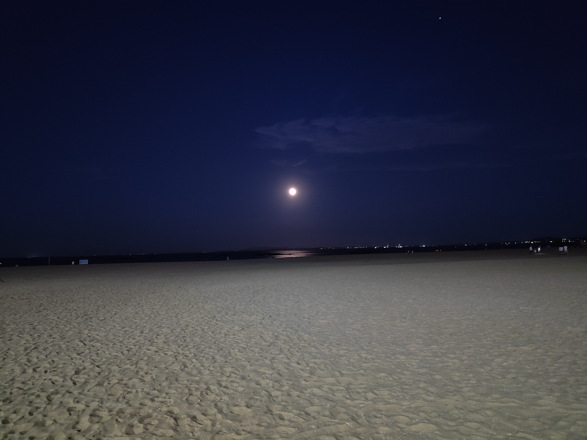 夜幕下的厦门海边,宁静惬意