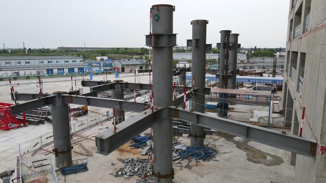 大象酒店首层钢管柱吊装就位