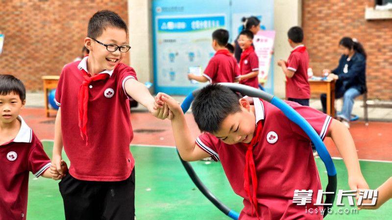 枫树山明昇小学:小伙伴们"碰一碰",让快乐传递力量向上
