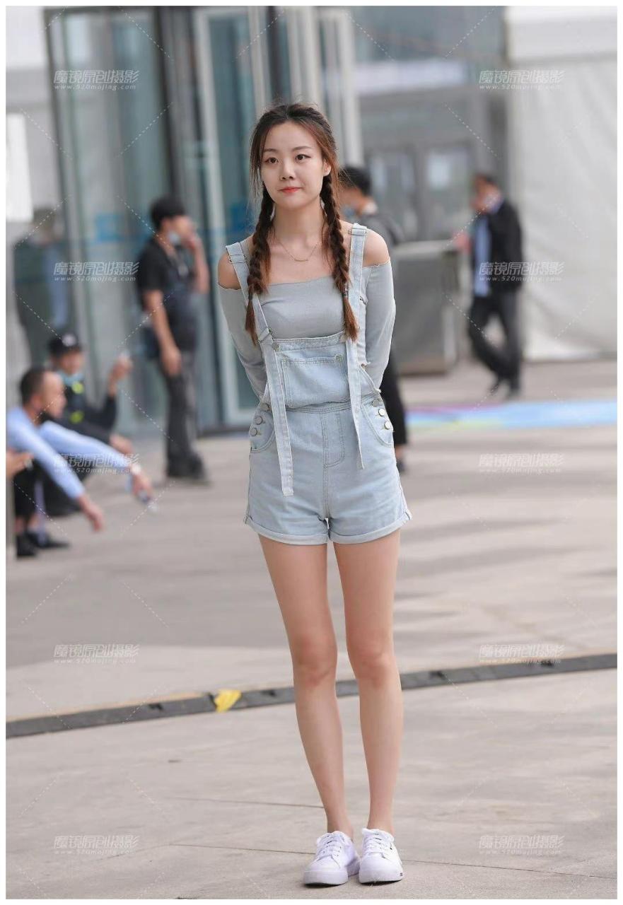 漂亮的麻花辫小姐姐