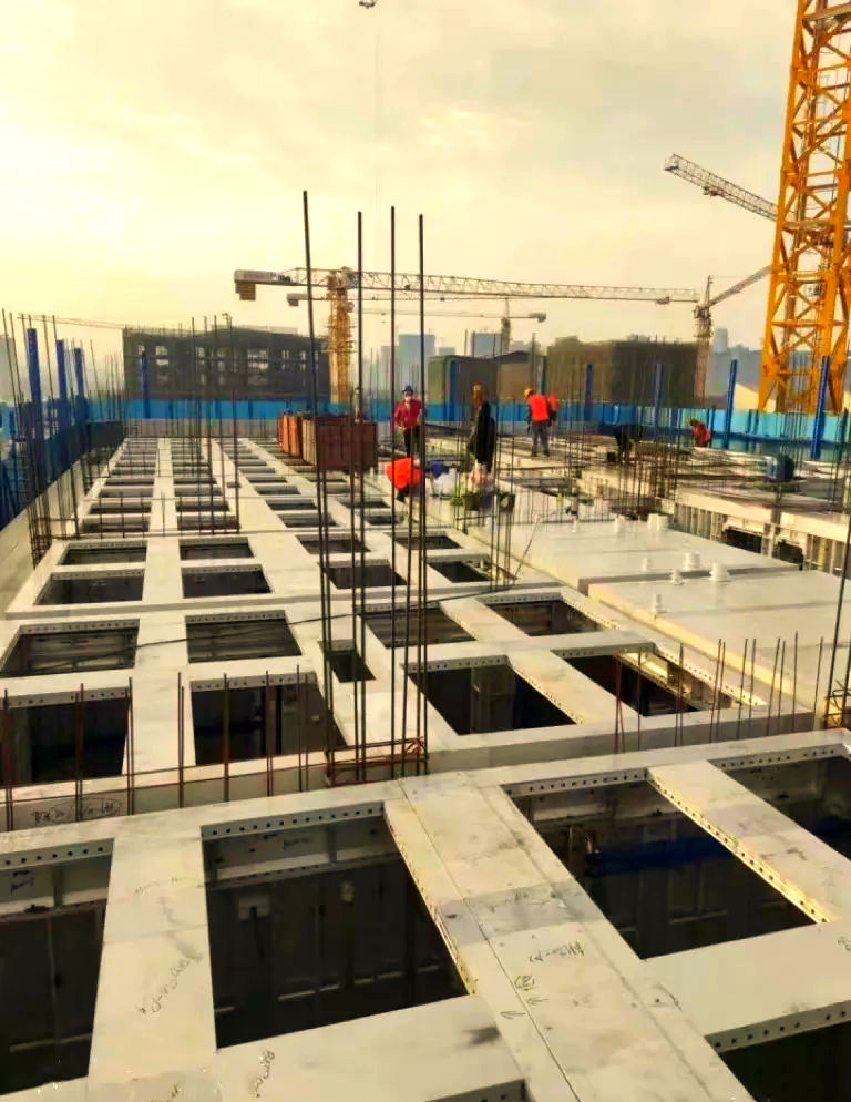 叠合板与铝模顶板施工在建筑领域,叠合板与铝模顶板的施工工艺日益