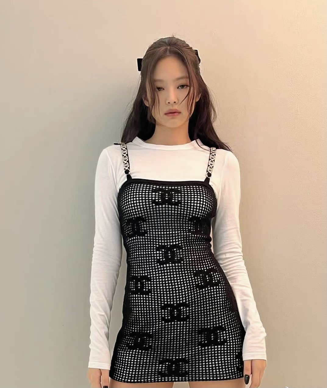 jennie发布最新照片,身穿短裙又纯又欲