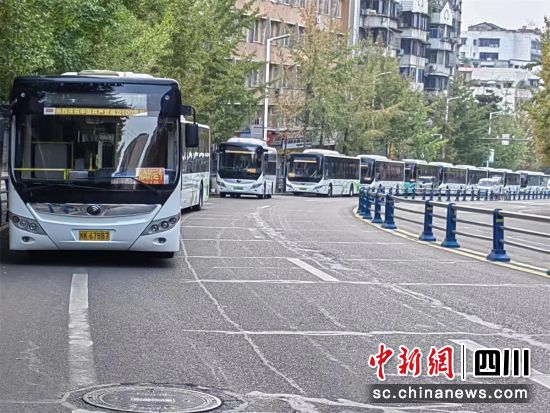 內江公交車停運不停車 260輛公交車變成