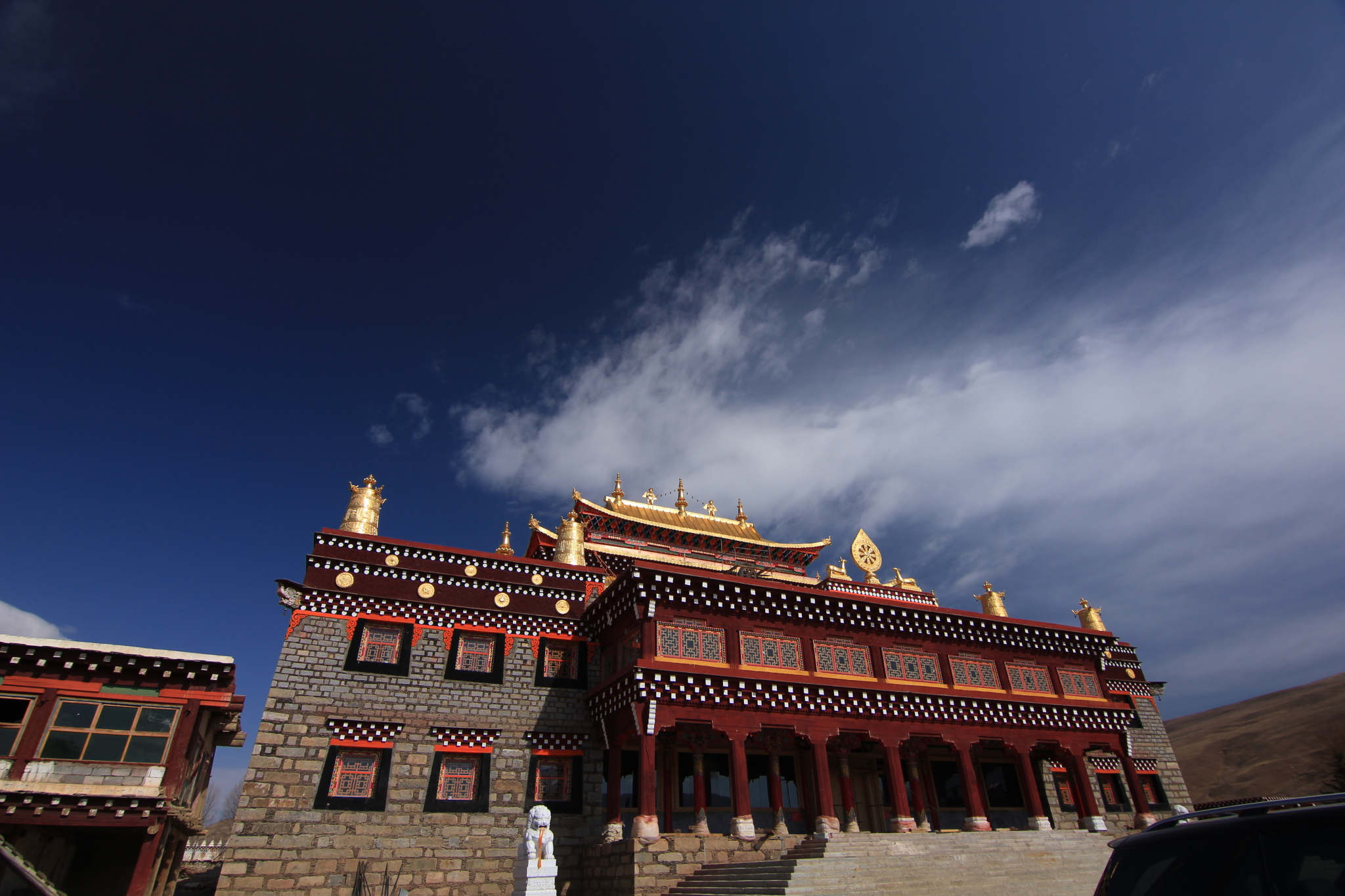 前往甘孜道孚惠远寺的路上,山川河谷交相辉映