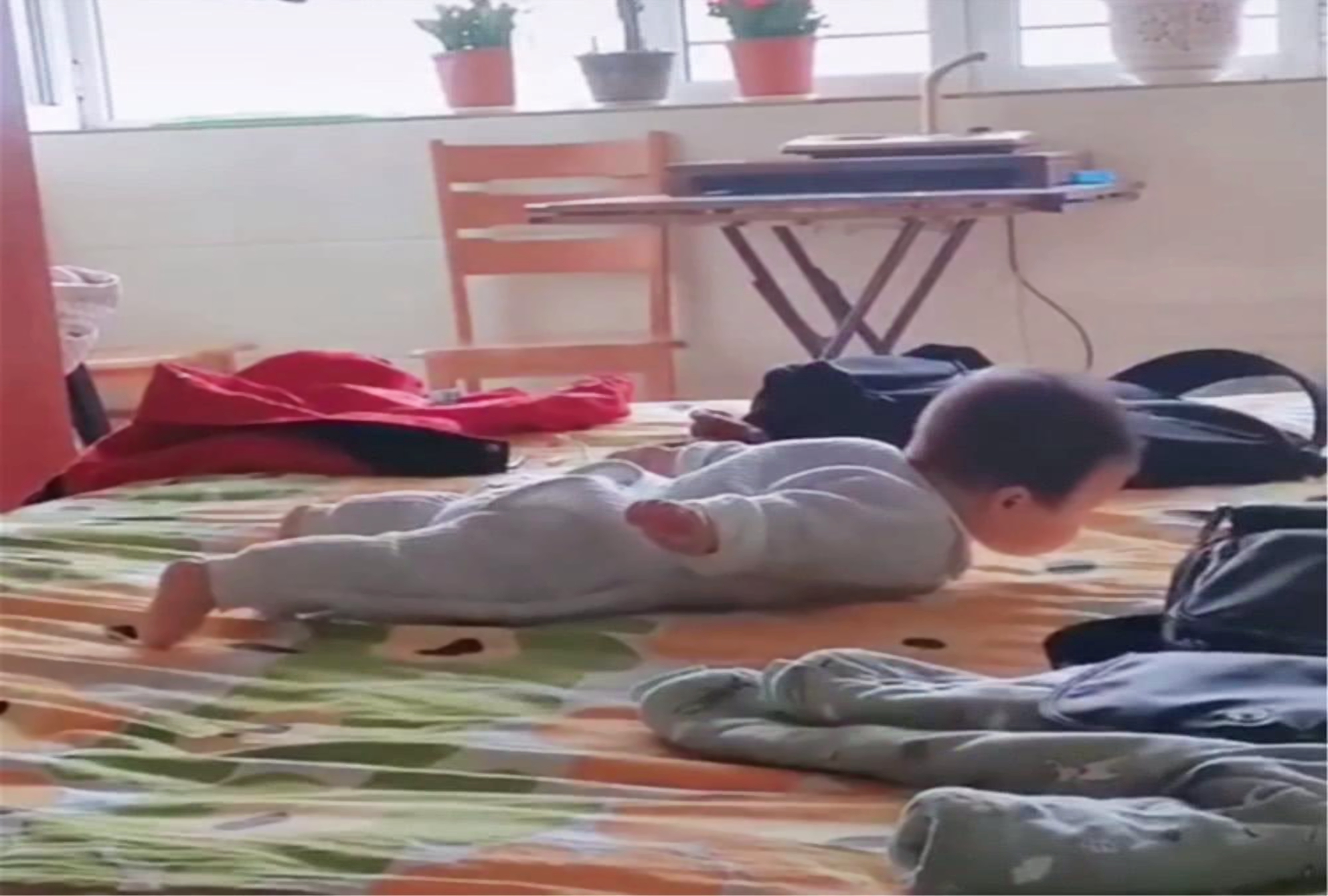 宝宝翻身是大动作发育的"里程碑",这些助翻技巧新手妈妈要记牢