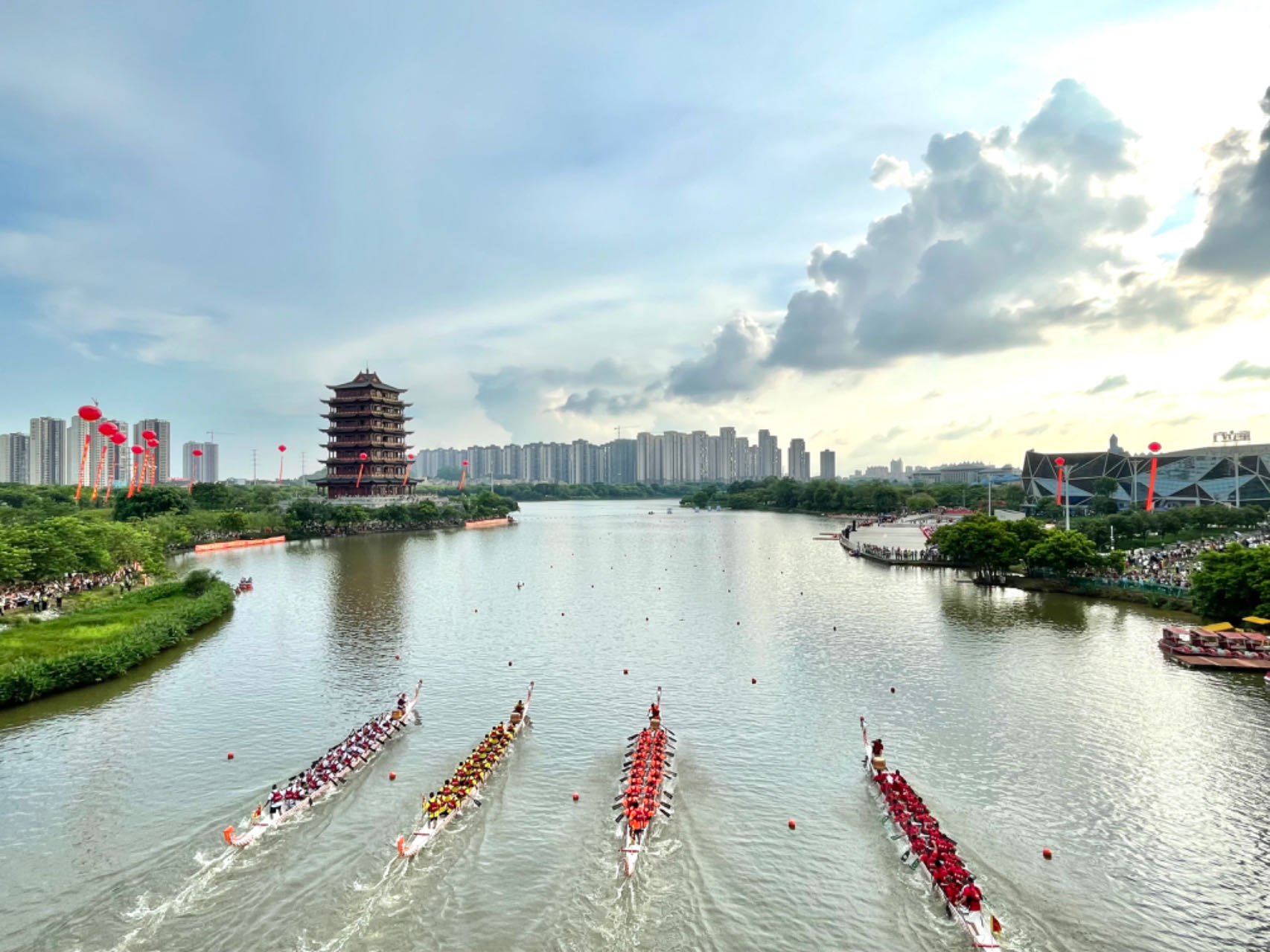 广西玉林:南流江上龙舟"狂飙",特色活动扬壮乡文化